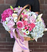 Композиция солнечный день в Шевляково Цветочная композиция из Розы, Хризантемы, Пионы и Лизиантусы в корзине в Шевляково