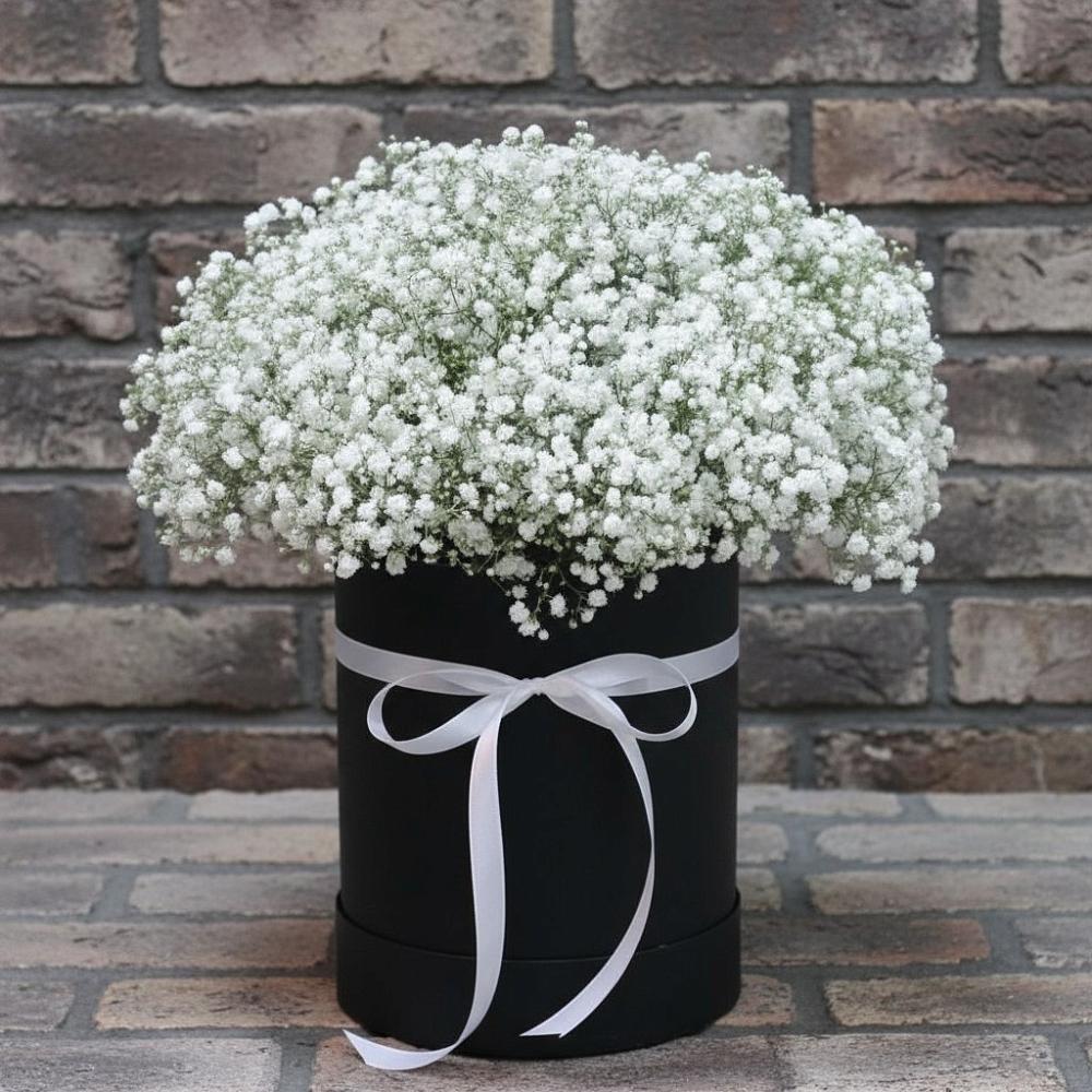 Цветочная композиция из Гипсофила в шляпной коробке в Шевляково