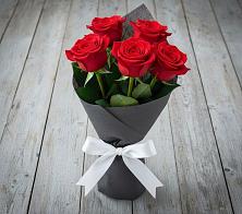 Букет 5 Красных роз Эдлесс Лав в Шевляково