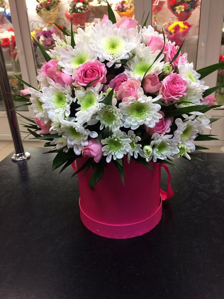 Цветочная композиция из Розы и Хризантемы в шляпной коробке в Шевляково