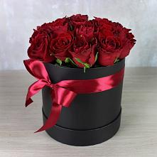 Цветочная композиция из Розы в шляпной коробке в Шевляково