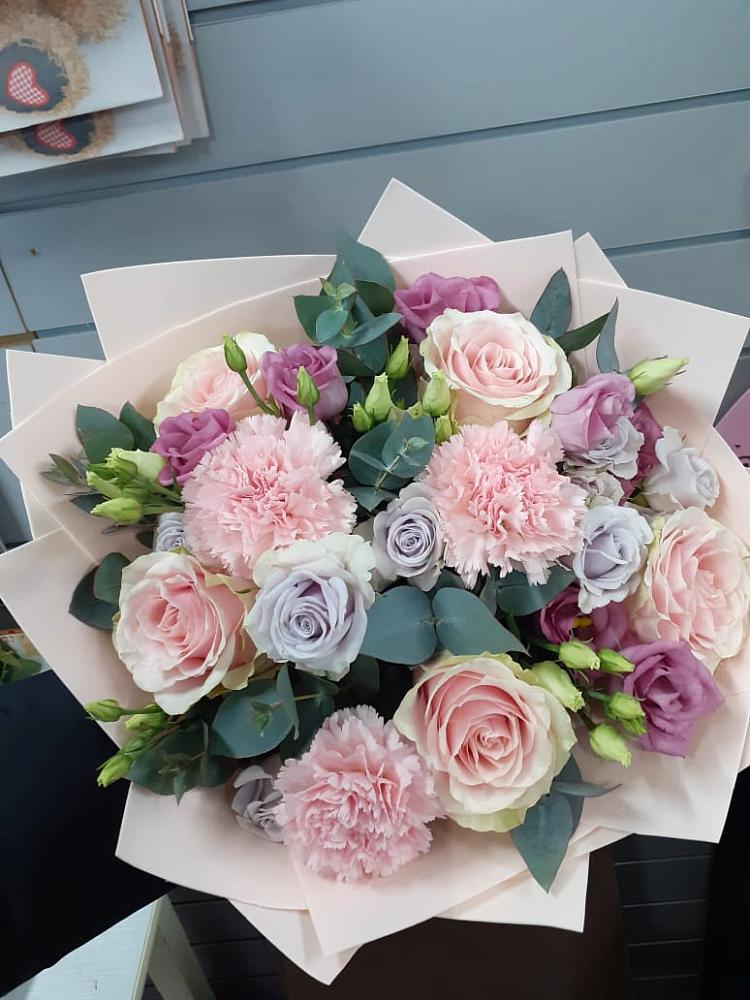 Букет цветов из: Розы, Гвоздики и Лизиантусы в Шевляково